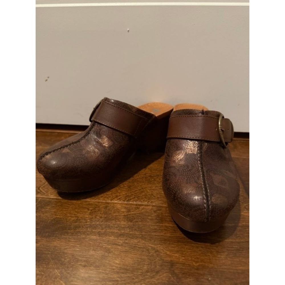 Baretraps Posture Plus Brown Copper Mandala Buckle Platform Clog Mules 7M